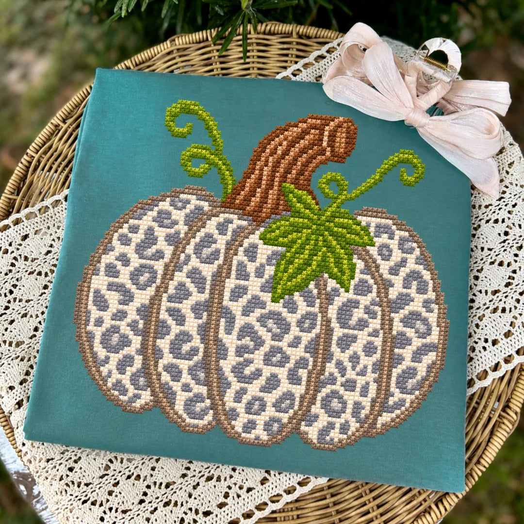 Faux Yarn Stitch Leopard Pumpkin - Seafoam Tee