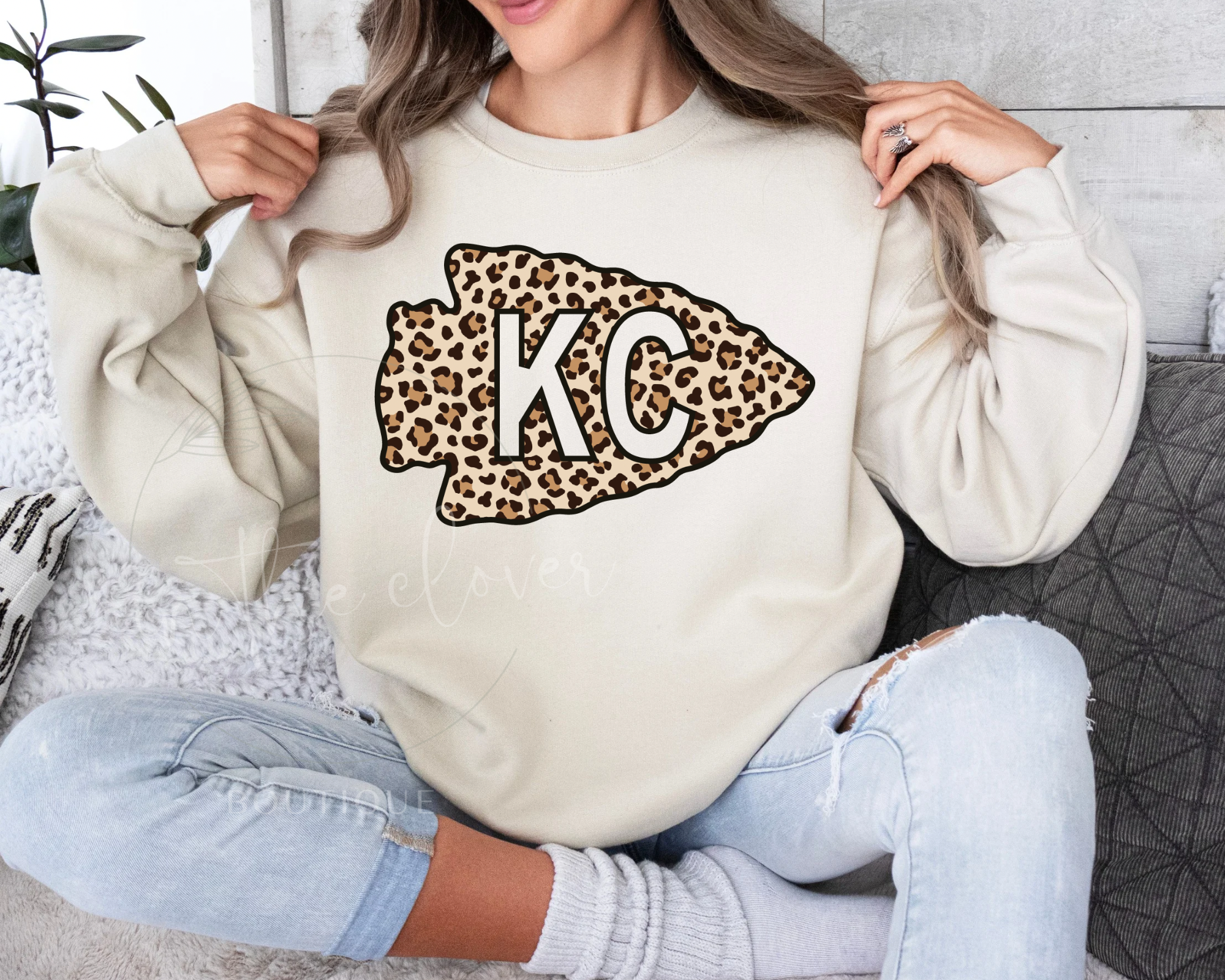 LEOPARD KC ARROWHEAD - SAND CREWNECK