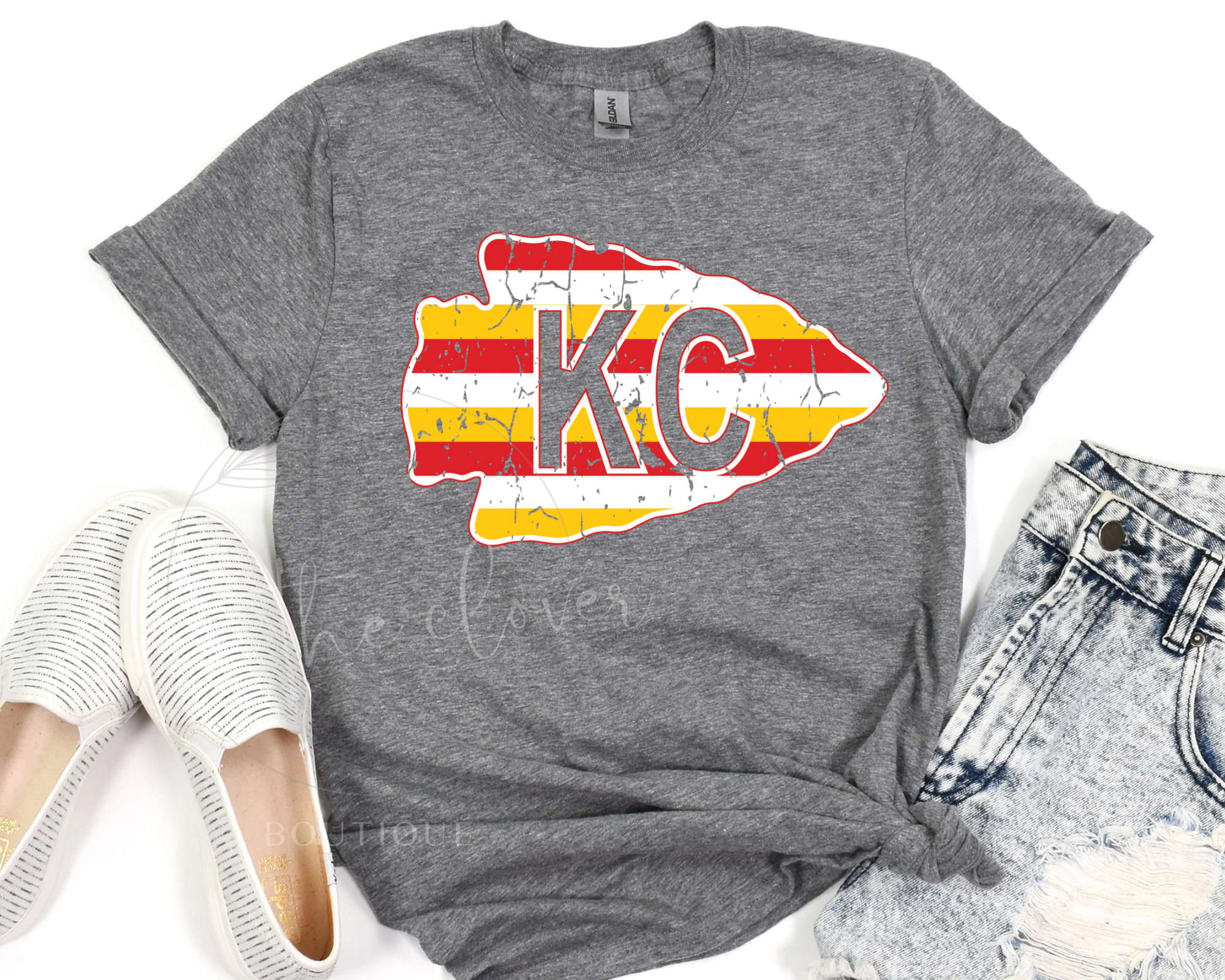 DISTRESSED STRIPED KC ARROWHEAD - GRAPHITE TEE