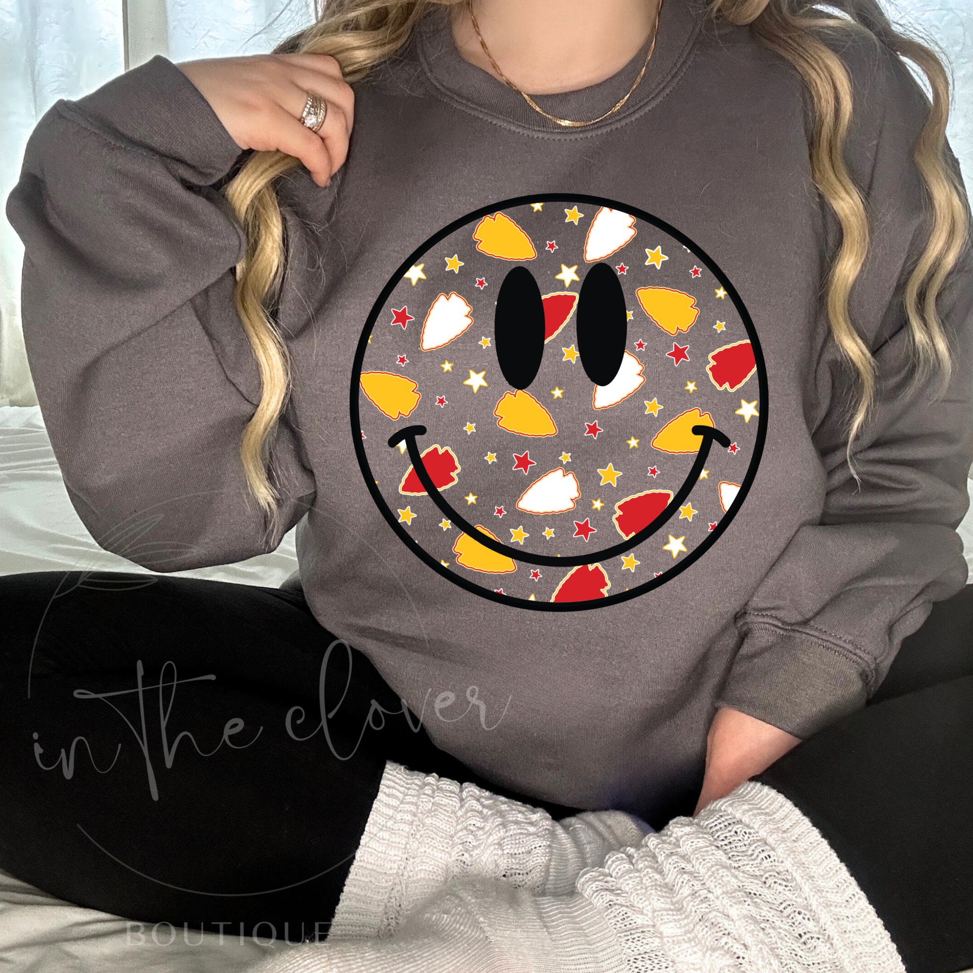 SMILEY ARROWHEAD - CHARCOAL CREWNECK