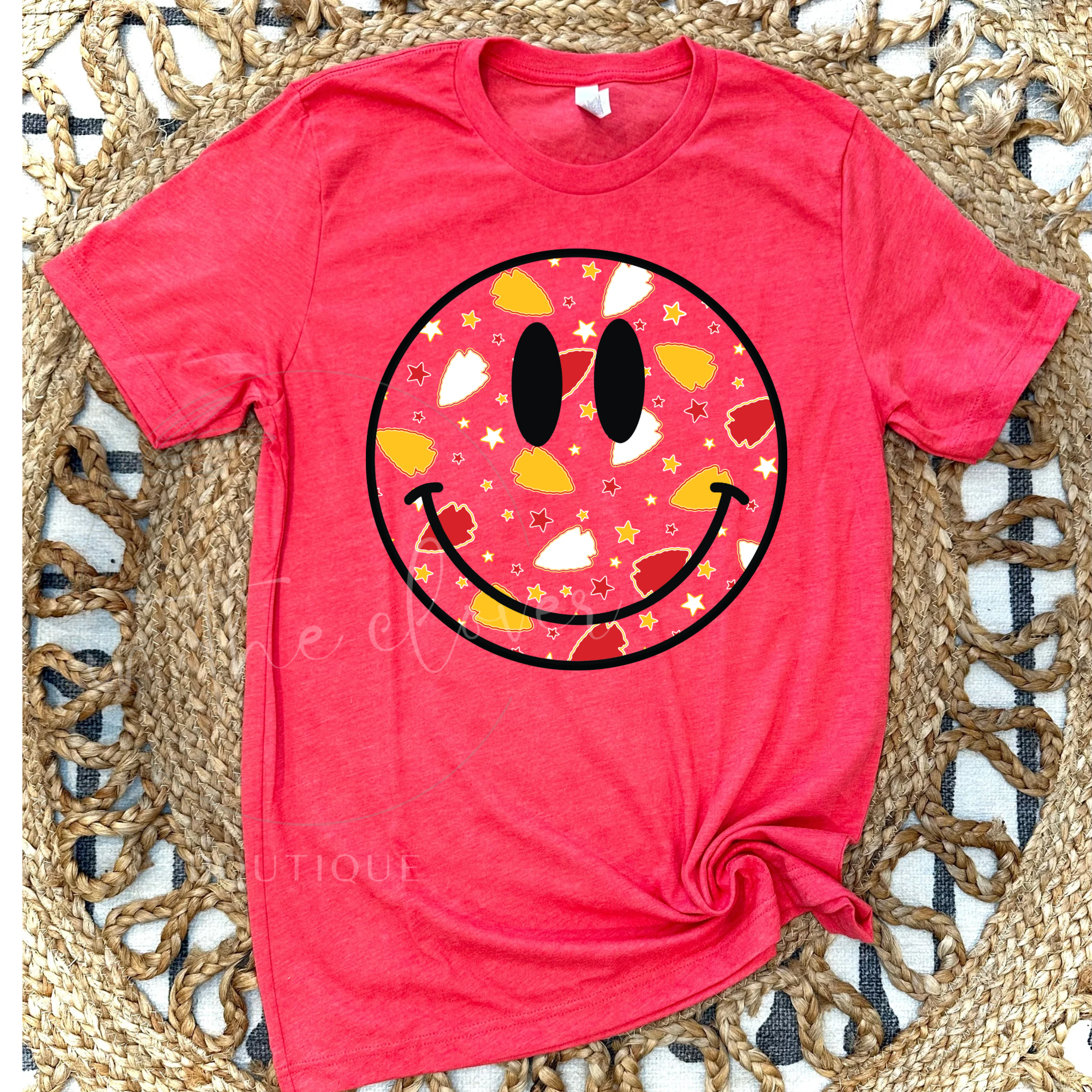 SMILEY ARROWHEAD - HEATHER RED TEE