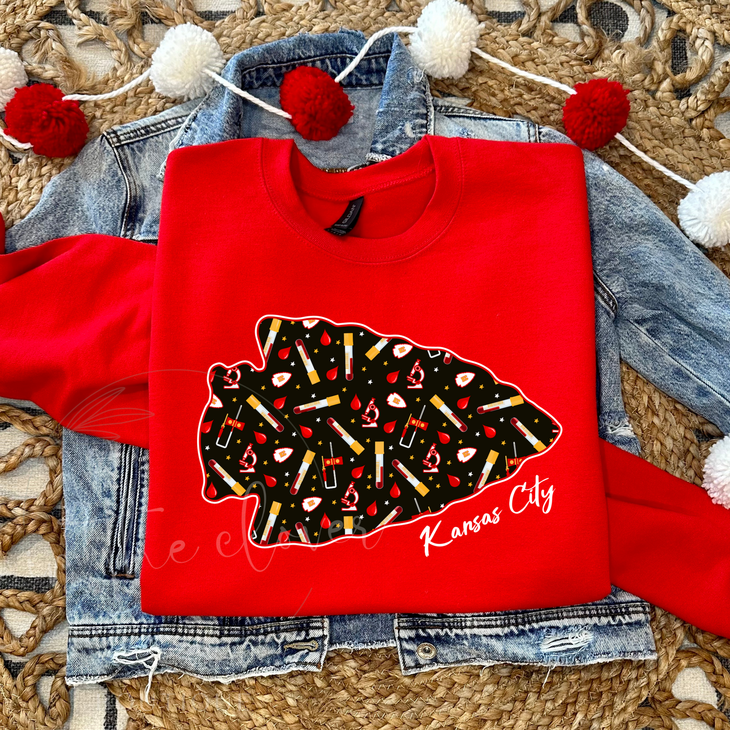 LAB THEMED ARROWHEAD - RED CREWNECK