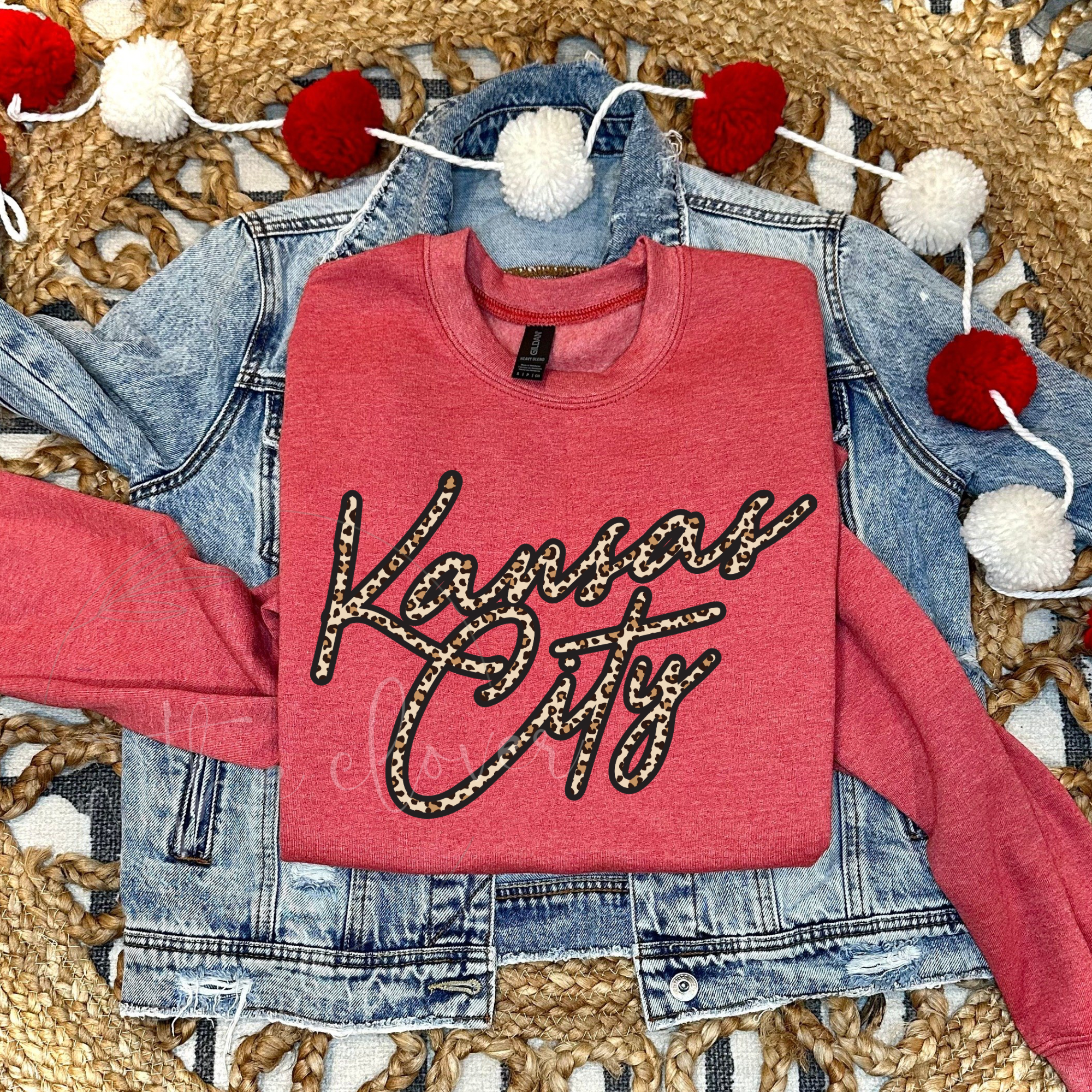 LEOPARD KANSAS CITY SCRIPT - HEATHER RED CREWNECK