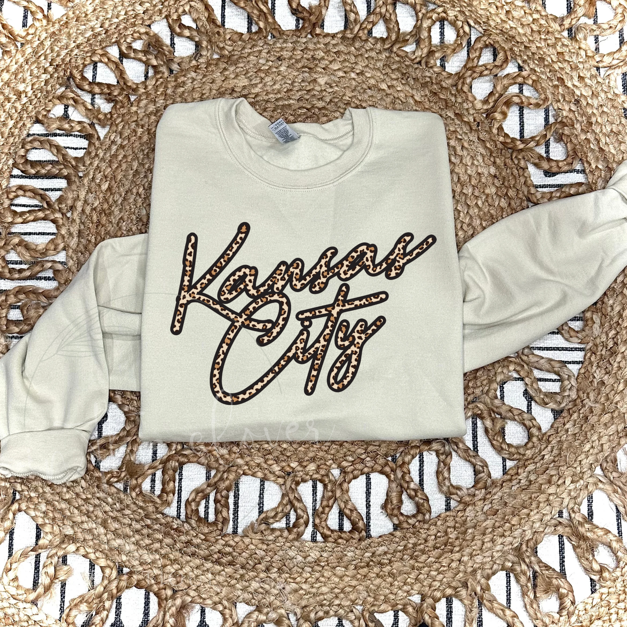 LEOPARD KANSAS CITY SCRIPT - SAND CREWNECK